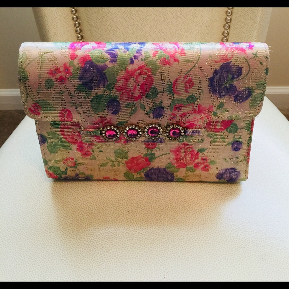 NWOT. Beautiful floral, foldover purse by Amanda.